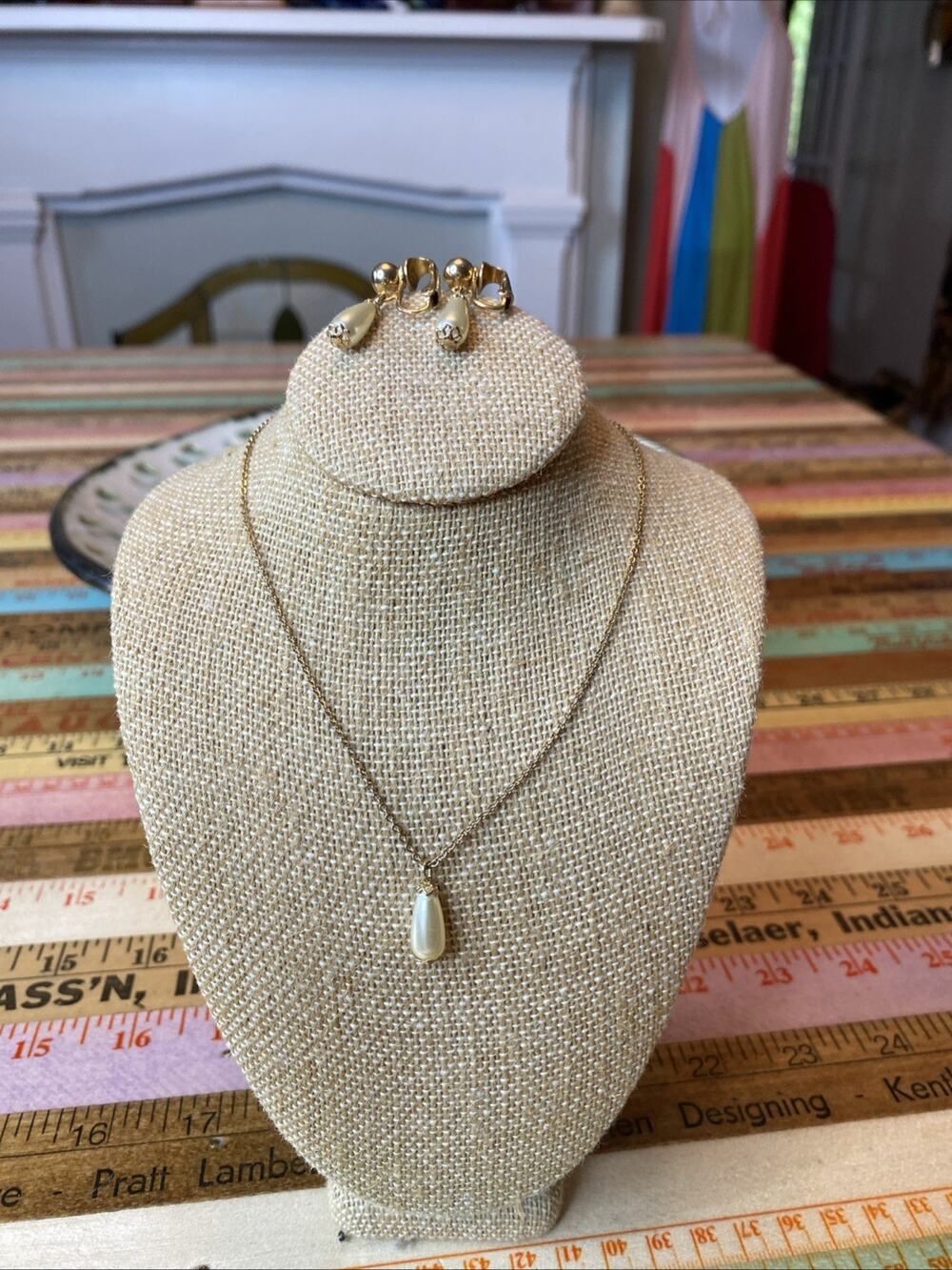 Vtg Sarah Coventryā Pearl Clip On Teardrop Gold Tone Necklace & Earrings Set